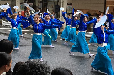  新潟にある国際トータルファッション専門学校の学生チーム。女性中心の艶やかなよさこいでした