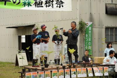 前沢小6年生の佐藤陽斗君（左2番目）「苗が、ちゃんと育ってよかった。立派な大きな木になってほしい」 奥州市前沢B＆G海洋センター及川浩行所長（右）