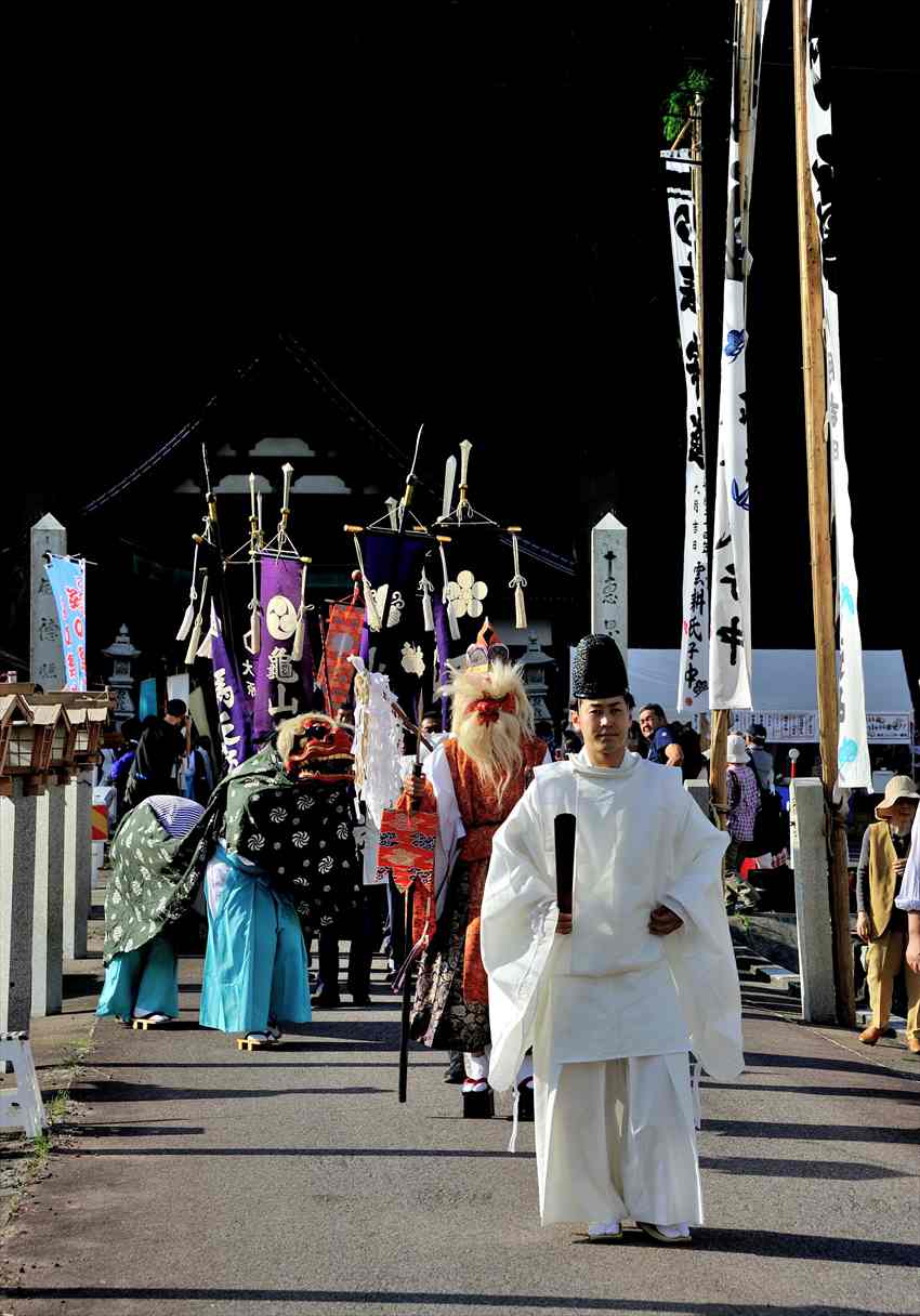祭りは御神幸で始まります