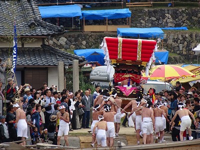 勇壮な男衆によって「皇子丸」から降ろされた太鼓台は、野天桟敷のある馬場へ向かいます