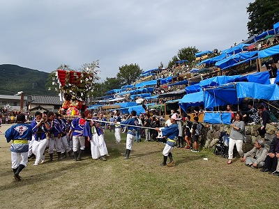 右手に見える石段の「池田桟敷」に集まった大観衆。世界一の「野天桟敷」であると言われています