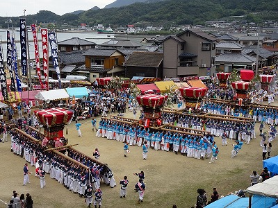 地域から14台もの太鼓台が馬場に集結!「ささげ」や「かえし」の大技を披露します