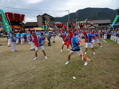 祭りの最後に行われる「大練り」。地区の若者が奴踊りを披露します