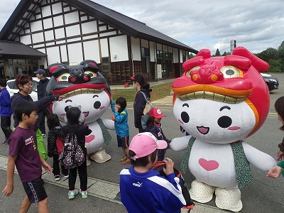 子供たちに囲まれた「もしぇのん」と「あののん」