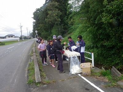 コースの途中に設けられた給水所では地元の中学生が手伝ってくれ、参加者の皆さんに声援を送っていました 