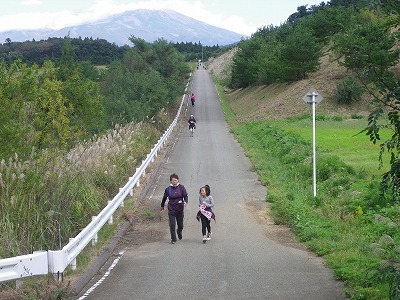 鳥海山をバックにゴールをめざします!