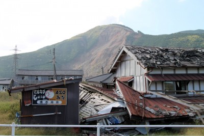  1階部分が押しつぶされた南阿蘇村の家屋（2016年10月）。地震発生から数ヵ月が経過していますが、現地では苦しい状況が続いています