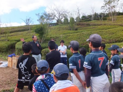 速水市長からなぜ植樹をするのか聞き、植樹リーダーの大谷さんも分かりやすく説明してくれました