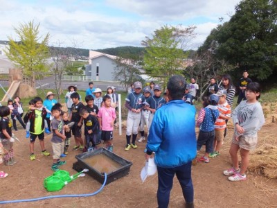 植樹祭に集まったのは、市内でスポーツ（剣道・野球・レスリング等）に親しむ親子約50名