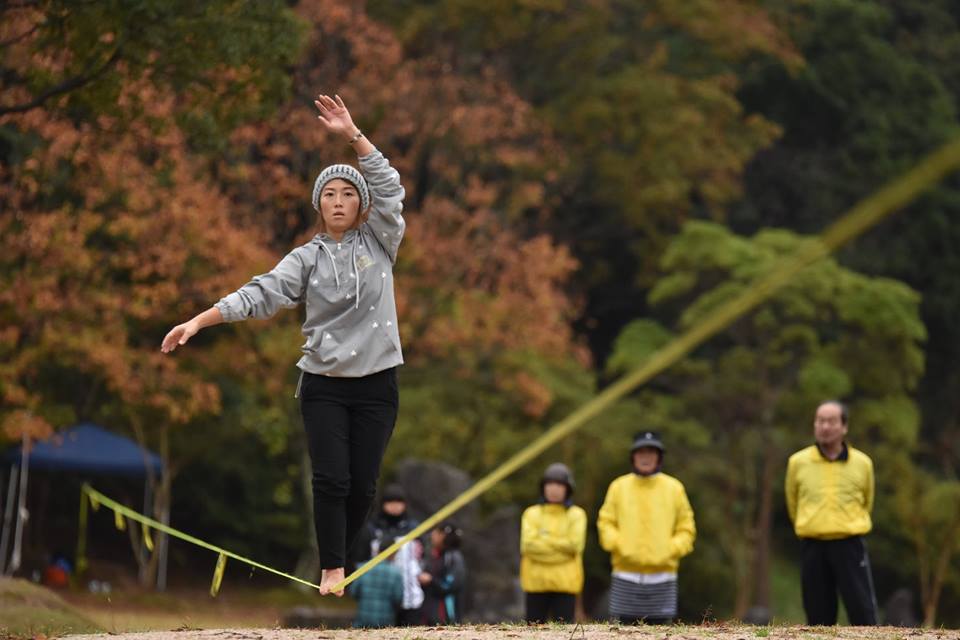 スラックラインはベルト状のラインの上を歩いたり飛んだりする綱渡りスポーツ。今回は日本記録へのチャレンジも行われました