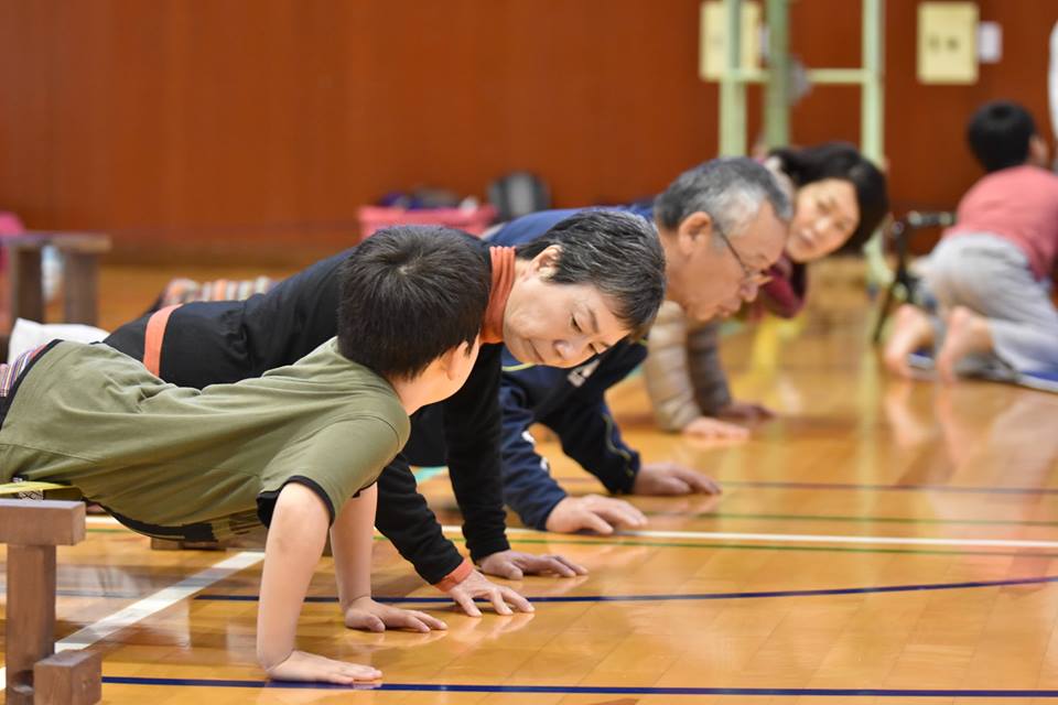 初めてのスラックラインに、皆さん真剣な表情です！