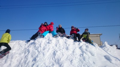  小学生は雪山に駆け上る！