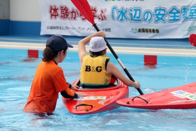  プールでカヌーの基本やセルフレスキューを学ぶ子