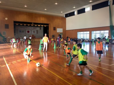  子供たちは仲良くサッカーを楽しんでいました