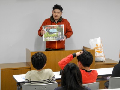 セルフレスキューの方法を紙芝居で学びます