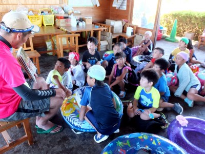 川流れの前に、水辺の安全について紙芝居でしっかりと学習