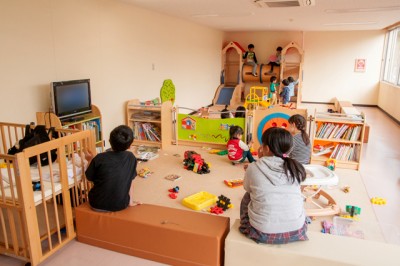 奥にある大型遊具、幼児用滑り台で遊ぶ