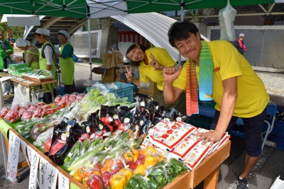 産直市コーナーでは採れたての新鮮野菜が盛りだくさん