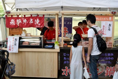 飛騨牛など地元の“うまいもん”が勢ぞろい。ヒノキ製の販売台も注目を集め た