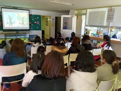 町内の高等学校、しまおこし事業部 による絵本の読み聞かせ