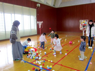 お話し会の後の、遊具を使った親子あそび。広い体育館で思い切り遊べて楽しいね