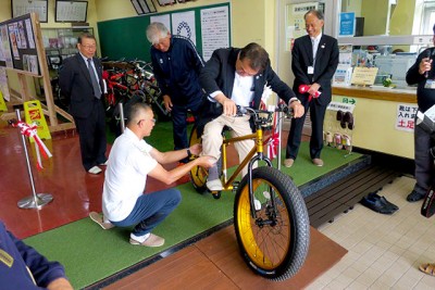 納品された自転車（ファットバイク）にまたがる村上英人蔵王町長