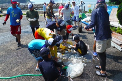 Ｂ＆Ｇ艇庫前の横見の浜を清掃、クリーンフェスティバルの後はごみの分別、環境学習