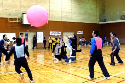 キンボール体験教室、「岡山県キンボールスポーツ連盟」の指導で巨大ボールに慣れた後、ゲーム形式で実践。矢掛町スポーツ少年団指導者・育成会研修会も同時に開催 ※キンボールは 直径122cm、重さは約1kgのボール。4人1組の3チームで、コート内でヒット(サーブ)やレシーブを繰り返す球技