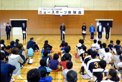 開会式であいさつする矢掛町の山野通彦町長(中央）