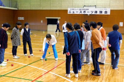 岡山県ペタンク連盟によるペタンク教室、ルールなどの説明に真剣な表情。子供たちも興味津々で体験