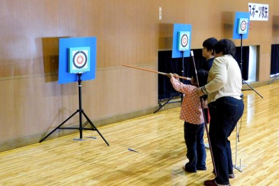 スポーツ吹き矢教室、岡山県スポーツ吹き矢協会の指導で一連の基本動作を学び、いざ挑戦。初めて体験する幼児