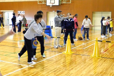 輪投げ。スポーツ推進委員指導、大人も子供も夢中になる