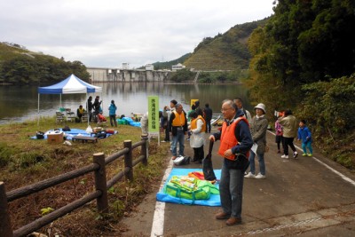 田沢川ダム湖畔で一般を対象としたダム遊覧やカヌー体験教室を開催した