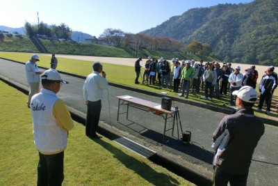 開会式であいさつ(建部町Ｂ＆Ｇ海洋センターの坂元所長)