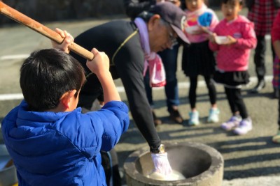 みんなで一致団結！　スイミングスクールの子供たちも、元気に餅をつきました