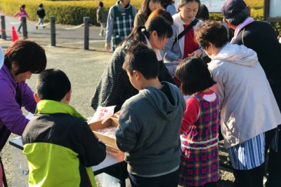 皆、真っ白になりながら餅を丸めています