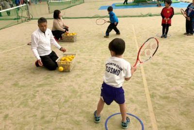 テニス、ラケットで風船を打ったり、スポンジボールで返球の体験