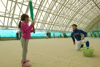 野球、スポンジボールとプラスチックバットを使って安全に野球を楽しむ。ベースランニングにも挑戦