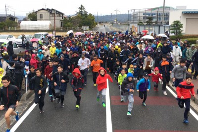 全員一斉にスタート「今年の福男は誰かな」