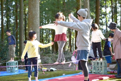 神社の森林浴を楽しみながら、指導者から楽しくスラックラインを伝授！