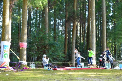 会場となった里宮神社境内の左側にスラックラインを2種張り、奥には黄色のラインでブランコを設置