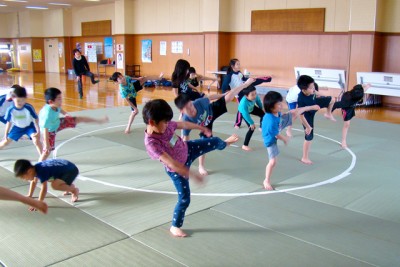 よろけながらも、四股(しこ)を体験