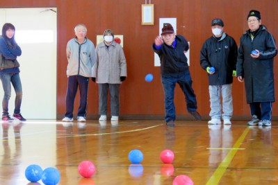 最高齢（93歳）の前田さんの投てき