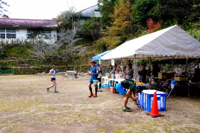 矢ノ川小学校（休校）校庭のエイドステーションで休む選手たち。エイドスタッフの地元のおばちゃんたちと交流も