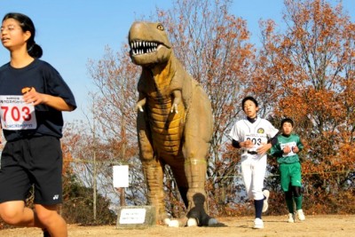 恐竜のそば。コースは階段やアップダウンもあり、景色も変化していくので、県外から参加する方も増えている