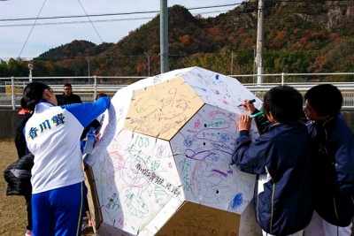 段ボールで作ったサッカーボールに寄せ書き。段ボールで作ったベッドなども作っている方が、当日、持ち込み