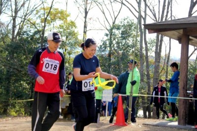 9kmリレー。高校の陸上部、クラブチーム、町職員チーム、聾学校など19チームが参加