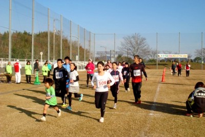 3kmコースには1位を目指す人、親子でマラソンを楽しむ人など85人