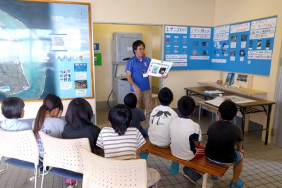 サンゴについてフリップとクイズで学ぶ子供たち