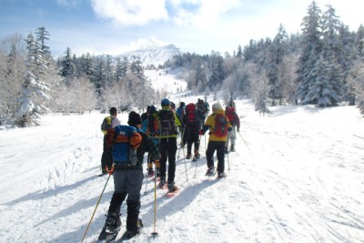 雪山をスノーシューを履いて、みんなで出発